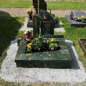 Grünes Grab von Krupp Naturstein – Ihr Steinmetz Meisterbetrieb aus Waldems für Idstein, Bad Camberg, Usingen und Umgebung